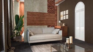 Un saló modern amb un sofà, una taula de centre i elements decoratius.