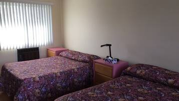 Habitación estándar, 2 camas matrimoniales | Escritorio y wifi gratis