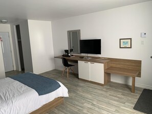 Desk, free rollaway beds, free WiFi, bed sheets - Restaurant-Motel le Rond-Point (Métabetchouan)