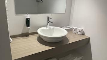 Standard Room, 1 Double Bed, Non Smoking | Bathroom | Free toiletries, hair dryer, towels