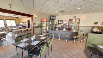 Breakfast, lunch, dinner served; Regional cuisine