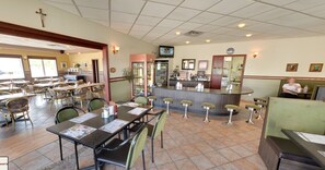 Breakfast, lunch, dinner served; Regional cuisine 