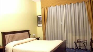 Een bureau, gratis babybedden, gratis wifi