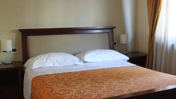 Een bureau, gratis babybedden, gratis wifi