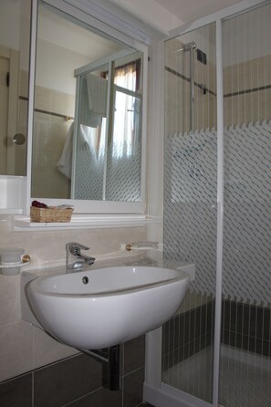 Kamer, 1 twee- of 2 eenpersoonsbedden | Badkamer | Een bad/douchecombinatie, gratis toiletartikelen, een bidet, handdoeken