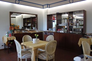 Free daily buffet breakfast - Hotel Girasole (Civitanova Marche)