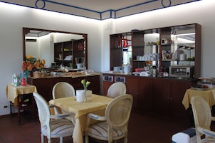 Café da manhã com buffet grátis todos os dias