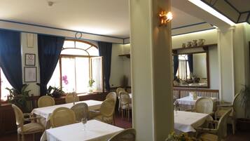 TĂ€gliches inbegriffenes FrĂŒhstĂŒcksbuffet