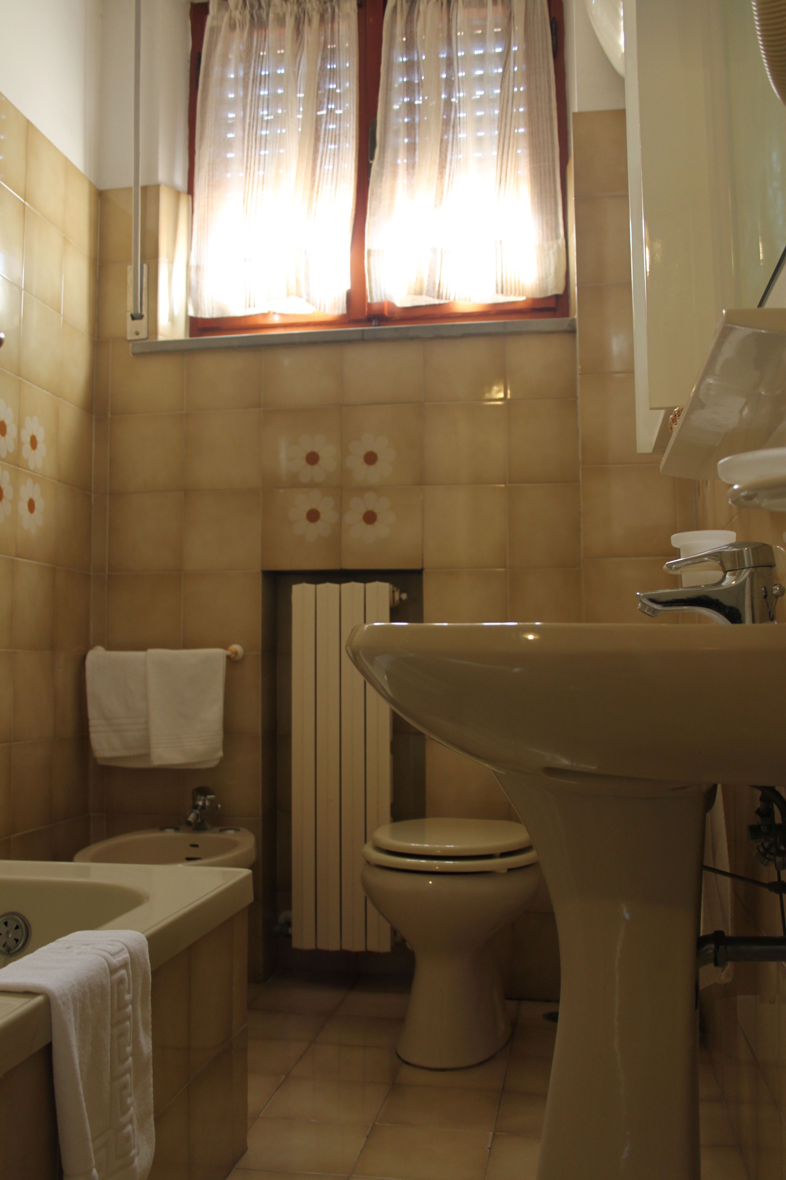 triple room | bathroom | combined shower/bathtub, free toiletries, bidet, towels
