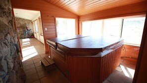 Indoor spa tub - Solar Palace (Fraser)
