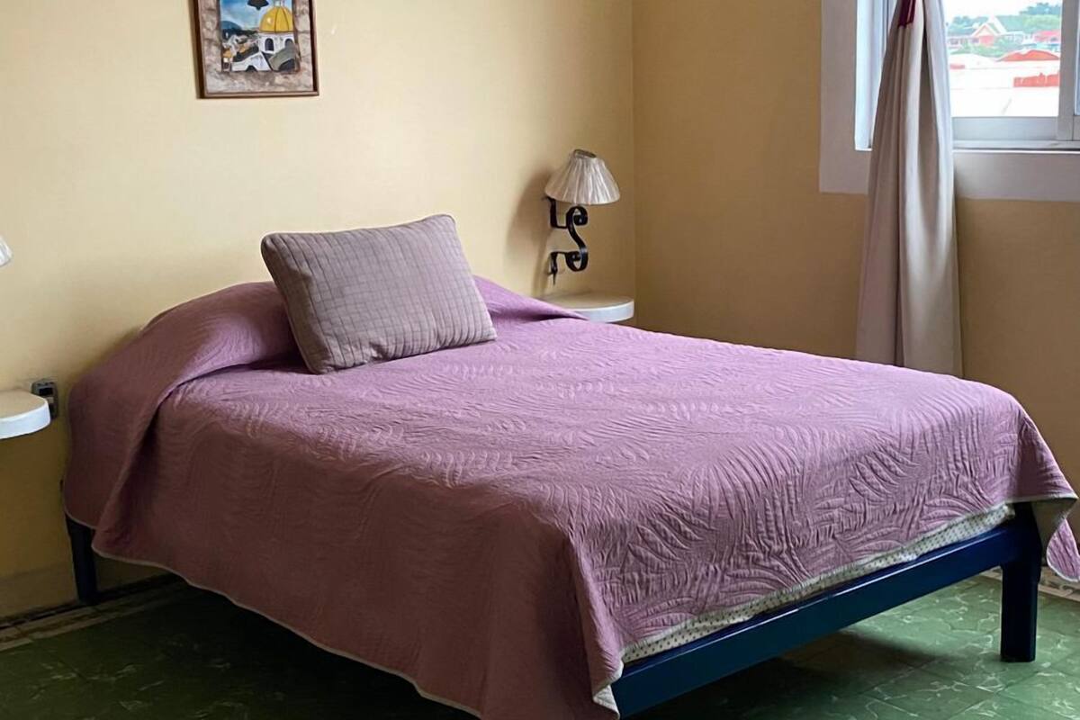 Suite, 1 slaapkamer | Luxe beddengoed, een kluis op de kamer, een bureau, gratis wifi