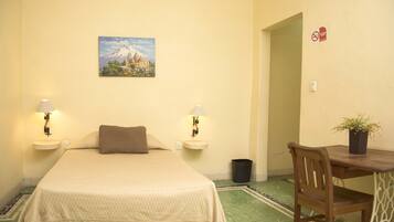 ห้องจูเนียร์สวีท, เตียงใหญ่ 1 เตียง | 1 ห้องนอน, เครื่องนอนระดับพรีเมียม, ตู้นิรภัยในห้องพัก, โต๊ะทำงาน