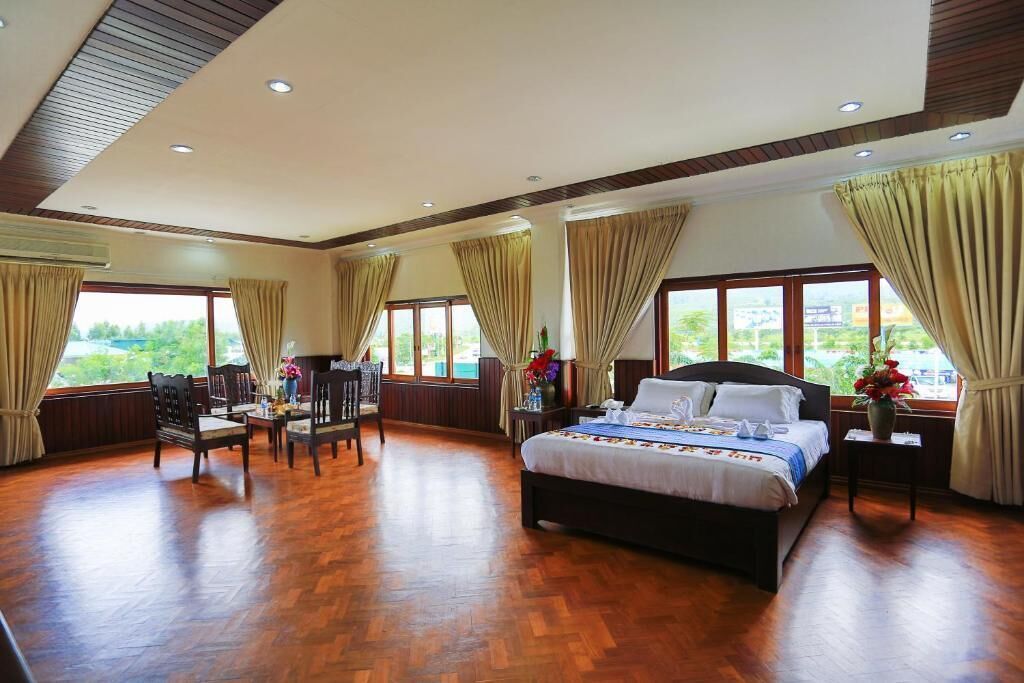 Minibar, escritorio, cortinas blackout y camas extra 