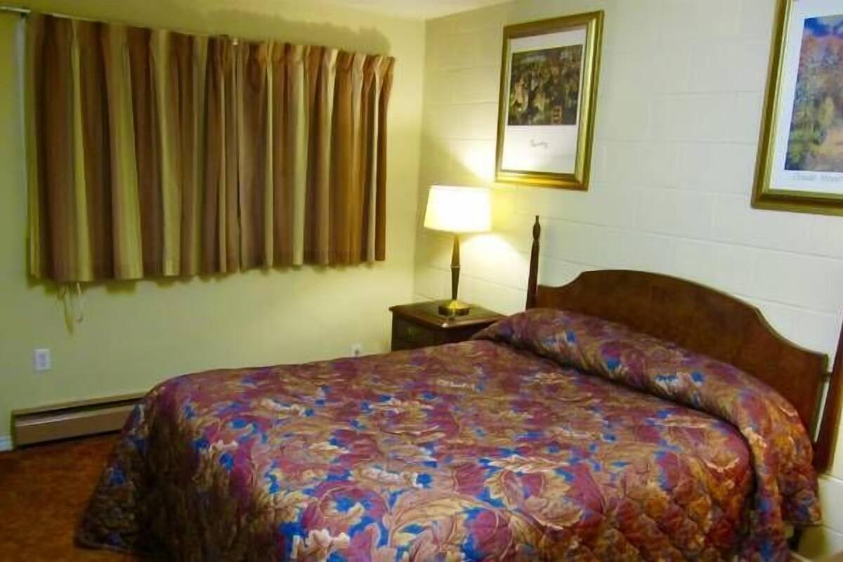 Room, 1 Queen Bed | In-room safe, desk, free WiFi