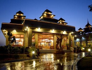 Depan hartanah - siang/malam