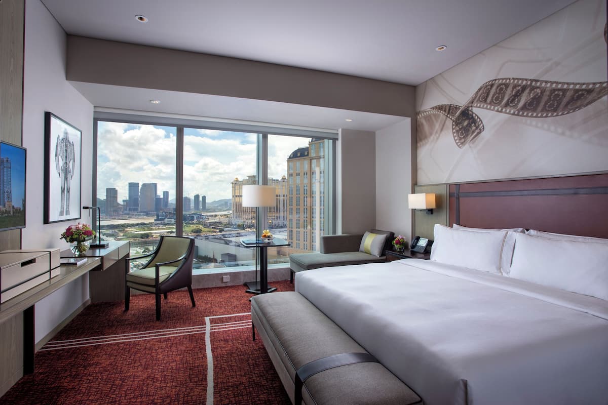 Habitación (Celebrity Cotai Vista King) | Artículos del minibar gratis y caja de seguridad en la habitación