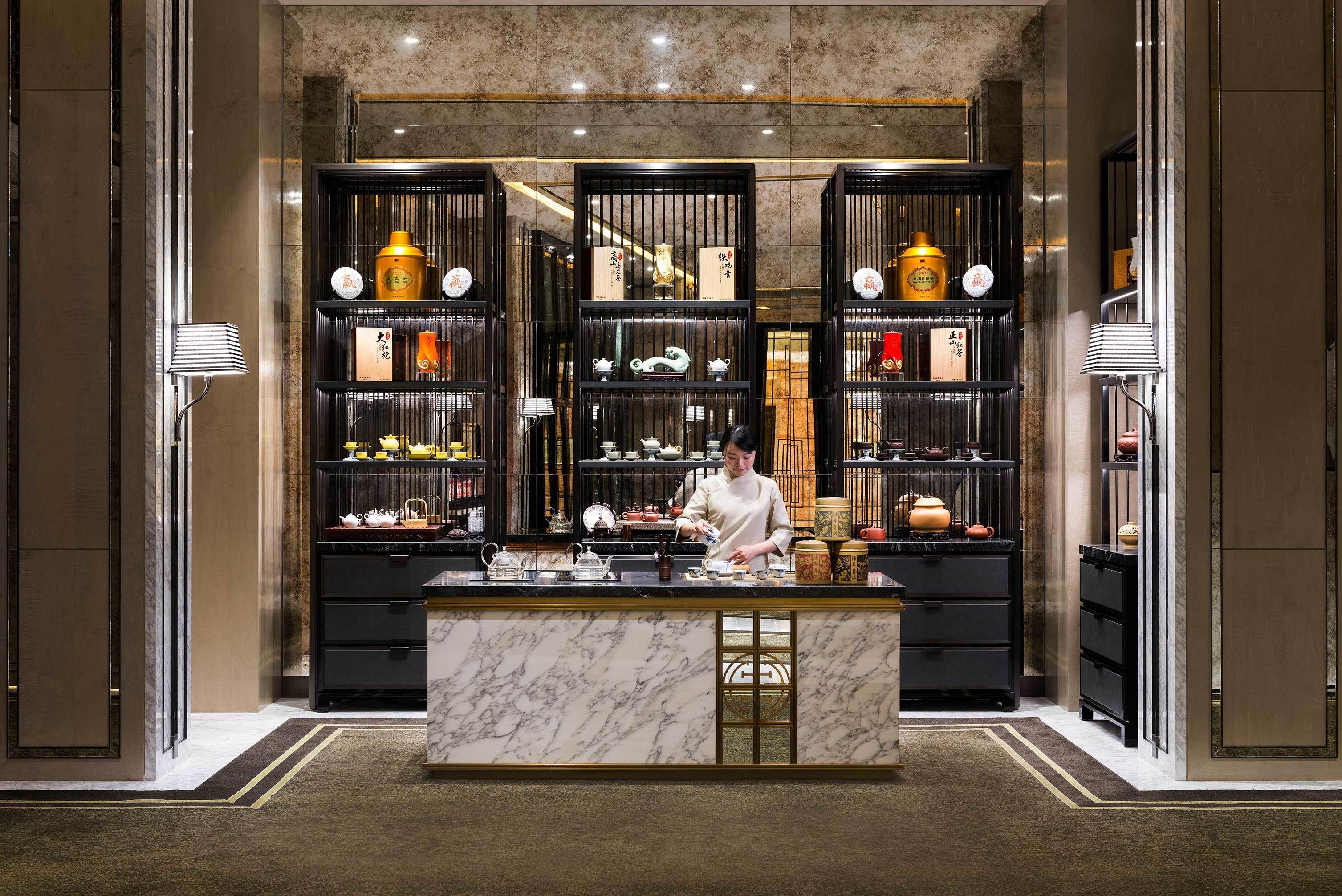 7 间餐厅，供应早餐、午餐和晚餐，中国菜