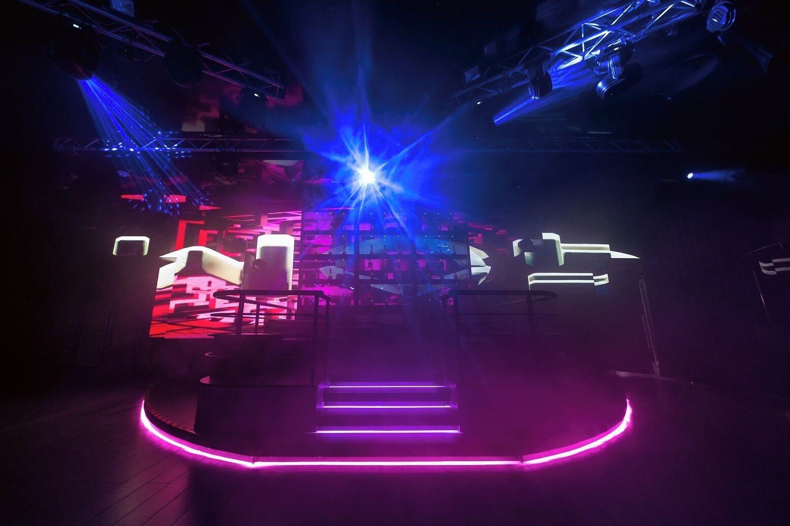 Un palco dal design moderno, con una piattaforma centrale e gradini che vi conducono.
