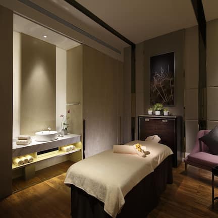 Salas de tratamiento para parejas, sauna y tina de hidromasaje