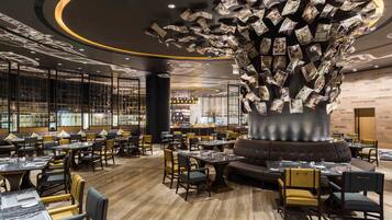 7 restaurants; breakfast, lunch and dinner served