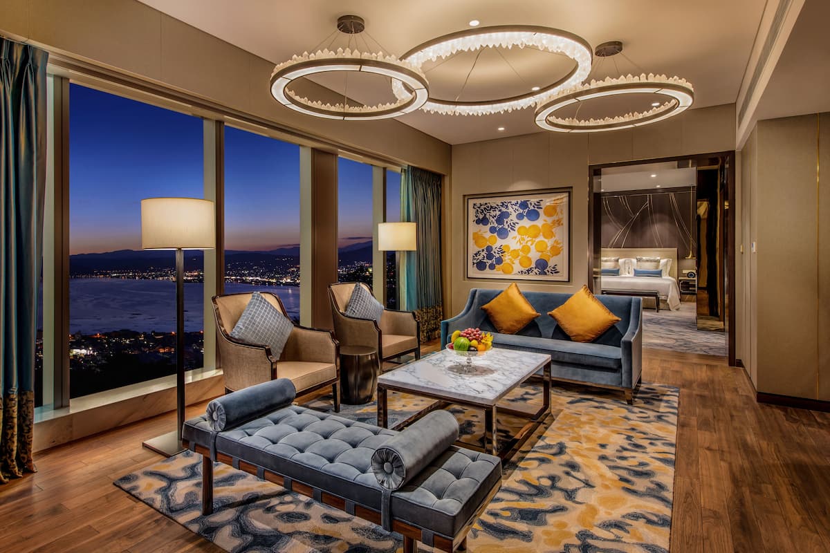 star executive suite | free minibar items, in-room safe, desk, blackout curtains