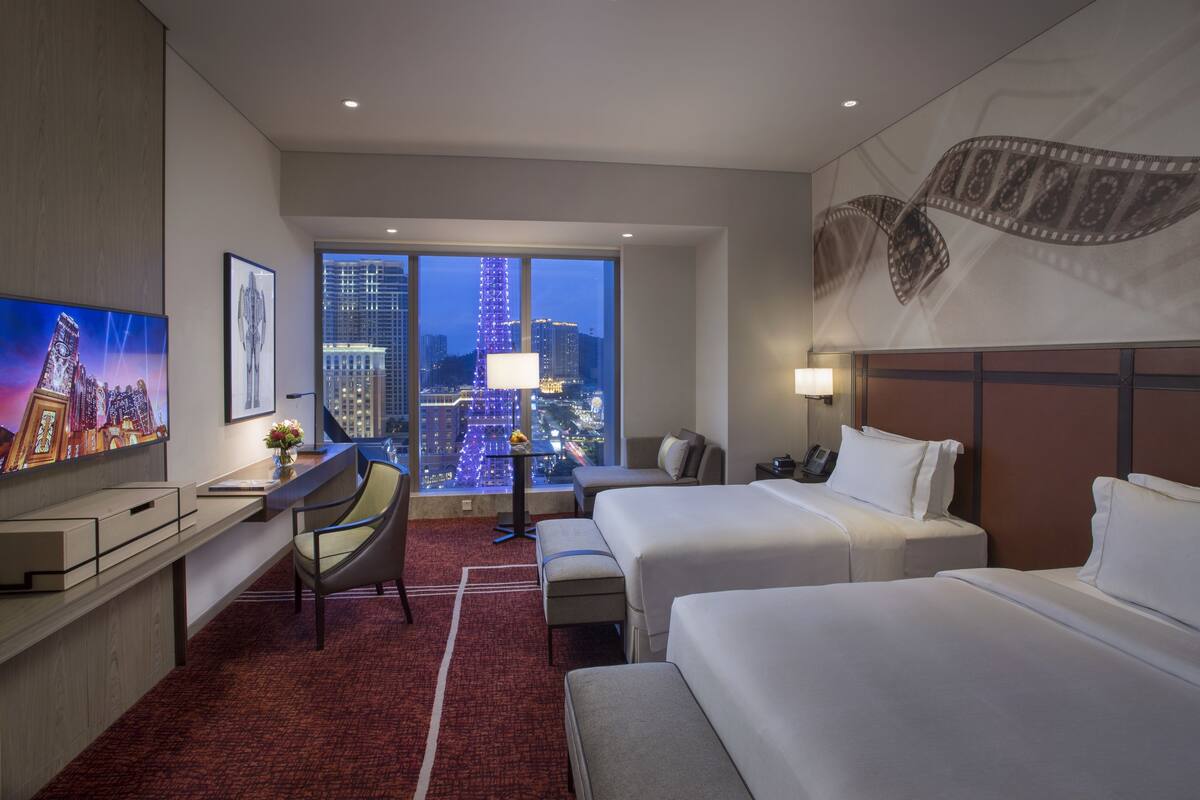 غرفة لفردين (Celebrity Premium Vista Twin) | مأكولات ومشروبات مجانية في الميني بار وخزنة داخل الغرفة ومكتب