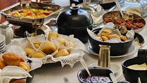 Una mesa de buffet con diferentes tipos de comida y utensilios.