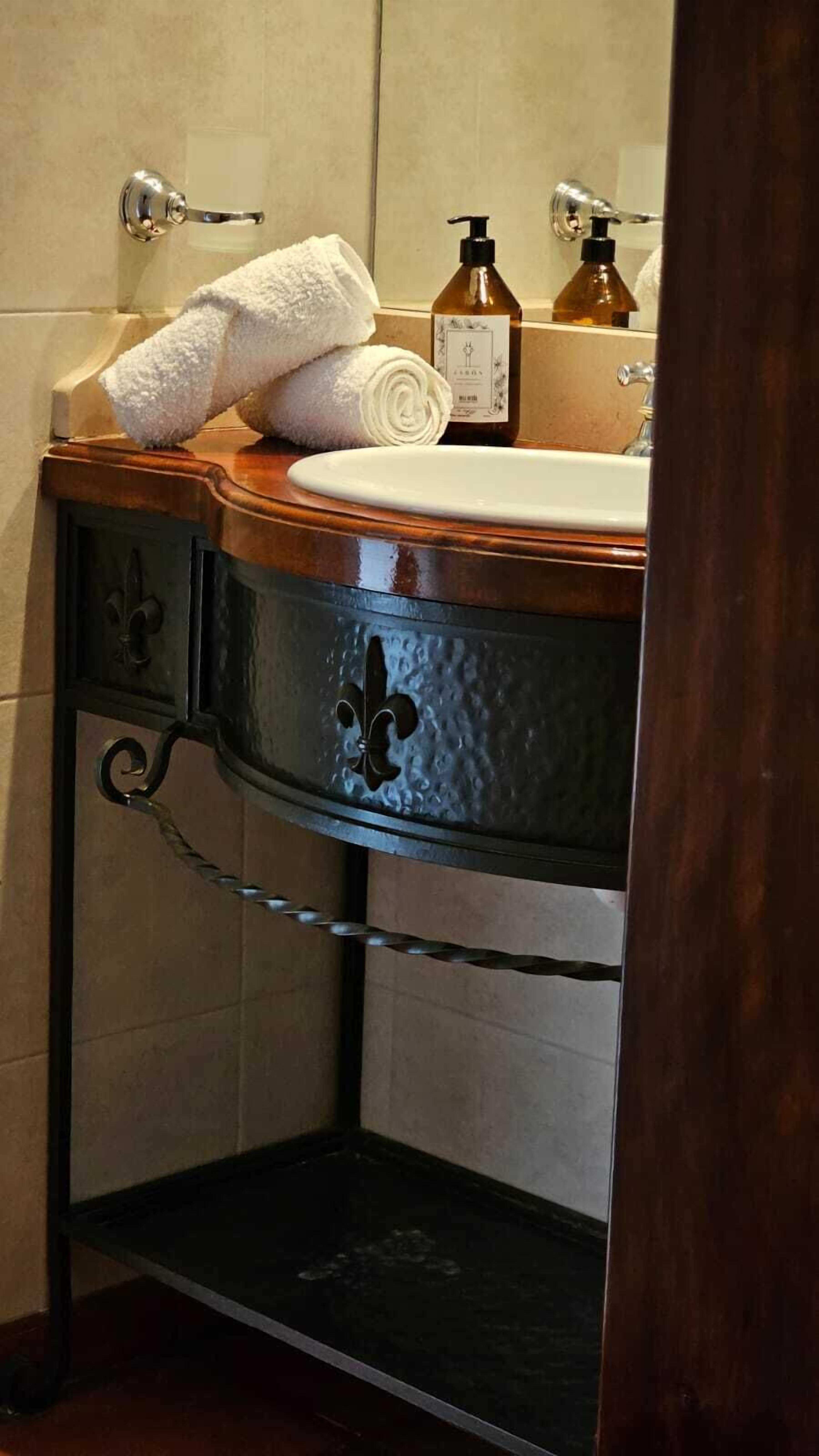 shower, free toiletries, bathrobes, towels