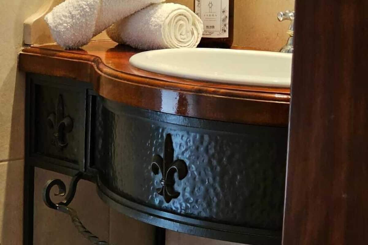 shower, free toiletries, bathrobes, towels