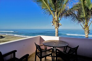 Ocean Front Deluxe Room - 1 King Bed | Vista dalla camera