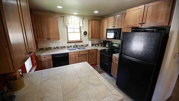 Condo, 3 Bedrooms | Private kitchen | Full-size fridge, microwave, stovetop, dishwasher