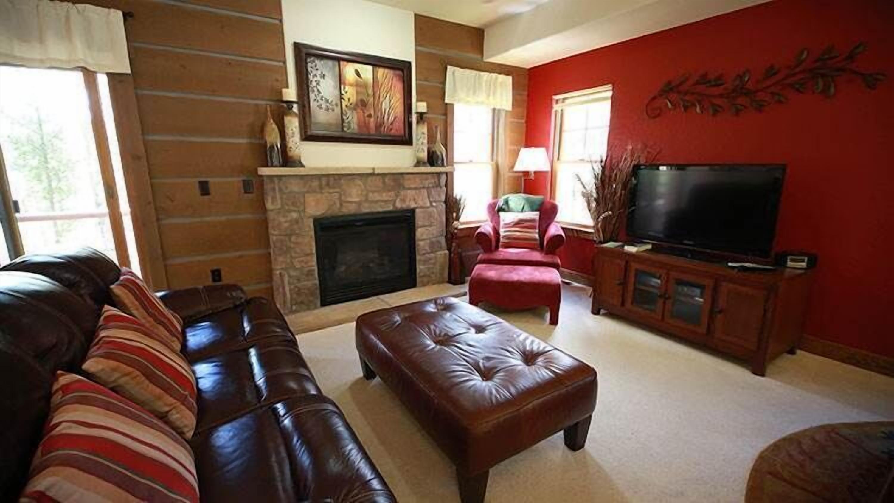 Condo, 3 Bedrooms | Living room | 32-inch flat-screen TV with cable channels, TV, fireplace