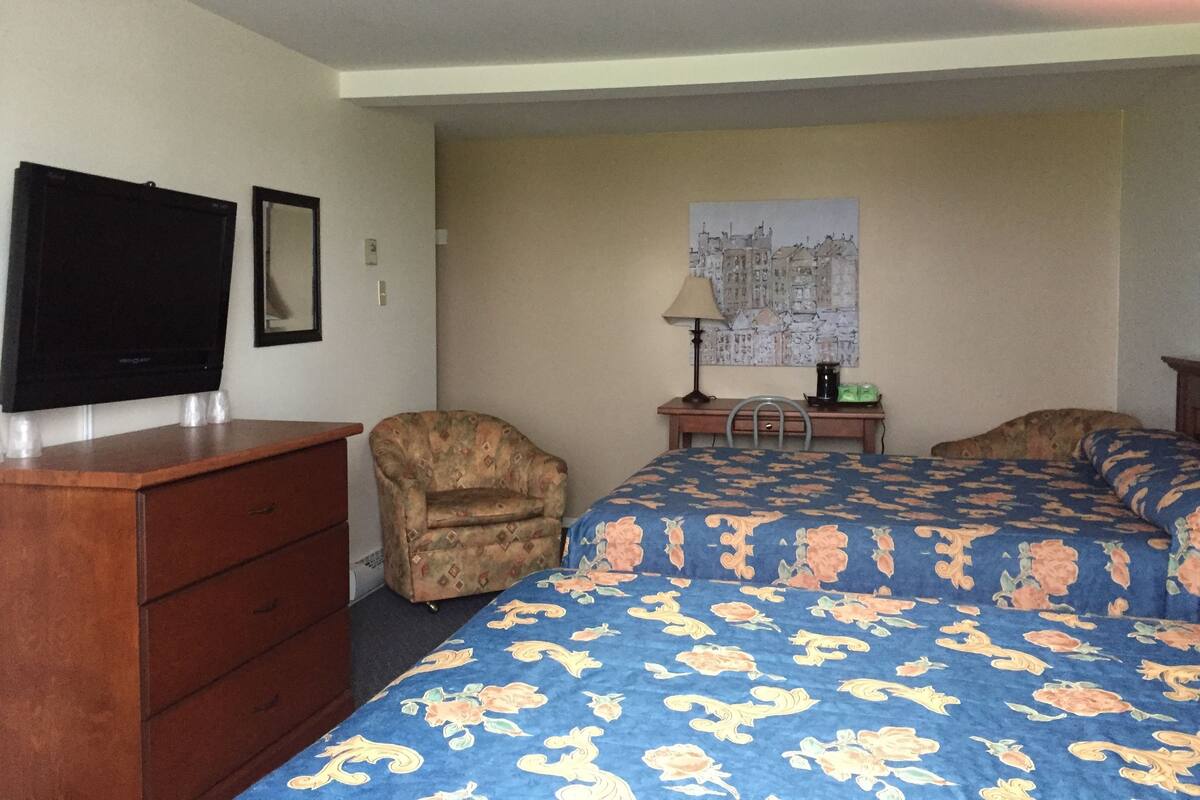 Soundproofing, free WiFi, bed sheets