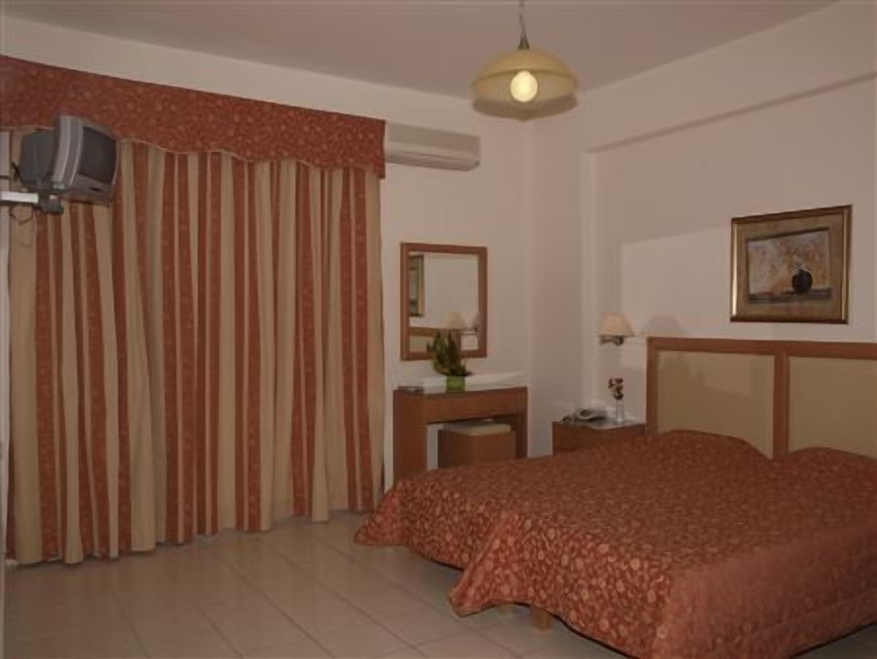 Studio | Brankas, setrika/meja setrika, dan tempat tidur bayi gratis