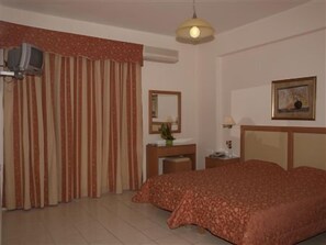 Caja de seguridad en la habitación y tabla de planchar con plancha 