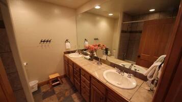 House, 5 Bedrooms | Bathroom sink