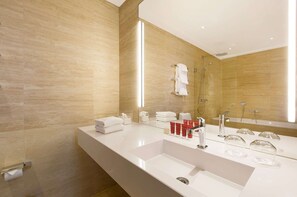 Minibar, in-room safe, desk, soundproofing - Elite Hotel Mimer (Umea)
