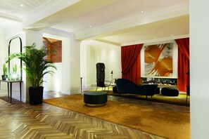 Coin salon dans le hall