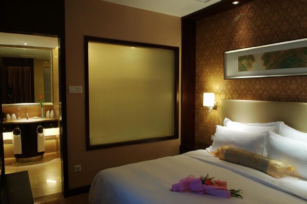 Minibar, in-room safe, alarm clocks