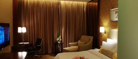 Minibar, in-room safe, alarm clocks