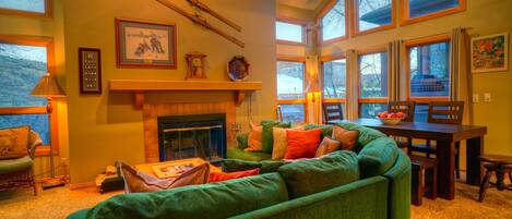 Loft, 3 Bedrooms, Hot Tub | In-room dining