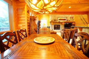 House, 4 Bedrooms, Hot Tub | In-room dining