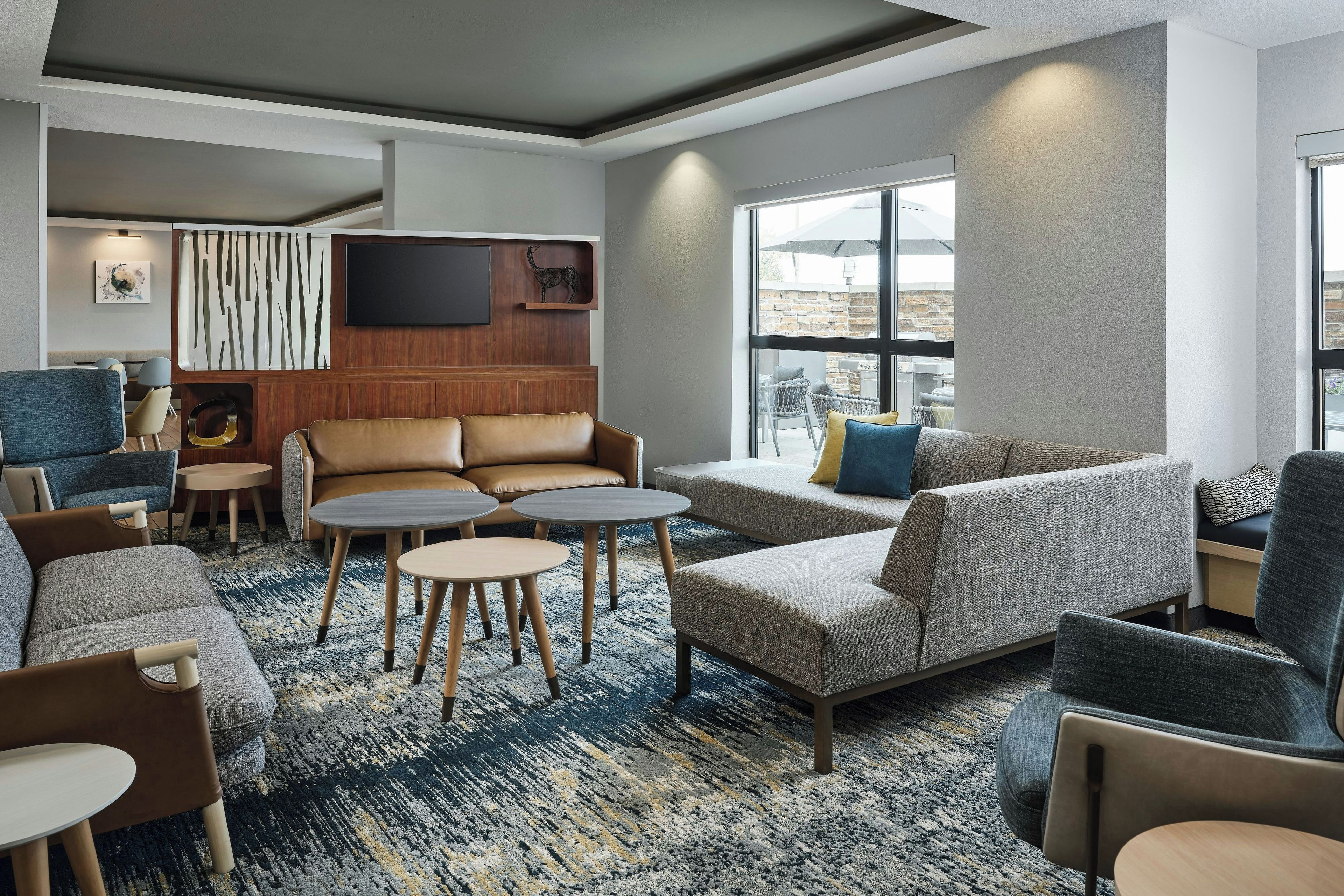 Ein stilvoller Lounge-Bereich mit Sofas, Sesseln und einem Couchtisch.