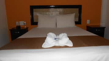 Tabla de planchar con plancha, wifi gratis y ropa de cama