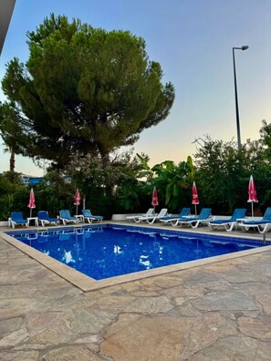 Outdoor pool, pool umbrellas, pool loungers - Hotel Unver (Marmaris)