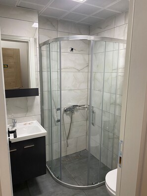 Shower, hair dryer, towels, soap - Hotel Unver (Marmaris)