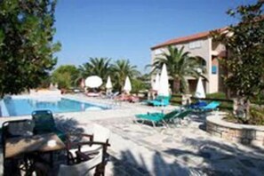 Outdoor pool, open 10:00 AM to 7:00 PM, pool umbrellas, pool loungers - Daniel Hotel (Zakynthos)