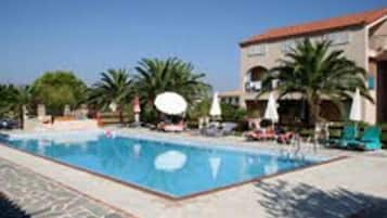 Piscina all'aperto, ombrelloni da piscina, lettini