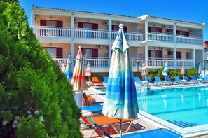 Outdoor pool - Bona Vista Studios (Zakynthos)