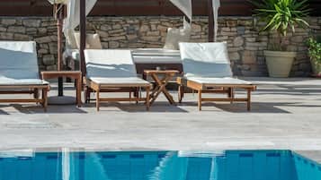 Udendørs pool, parasoller, liggestole